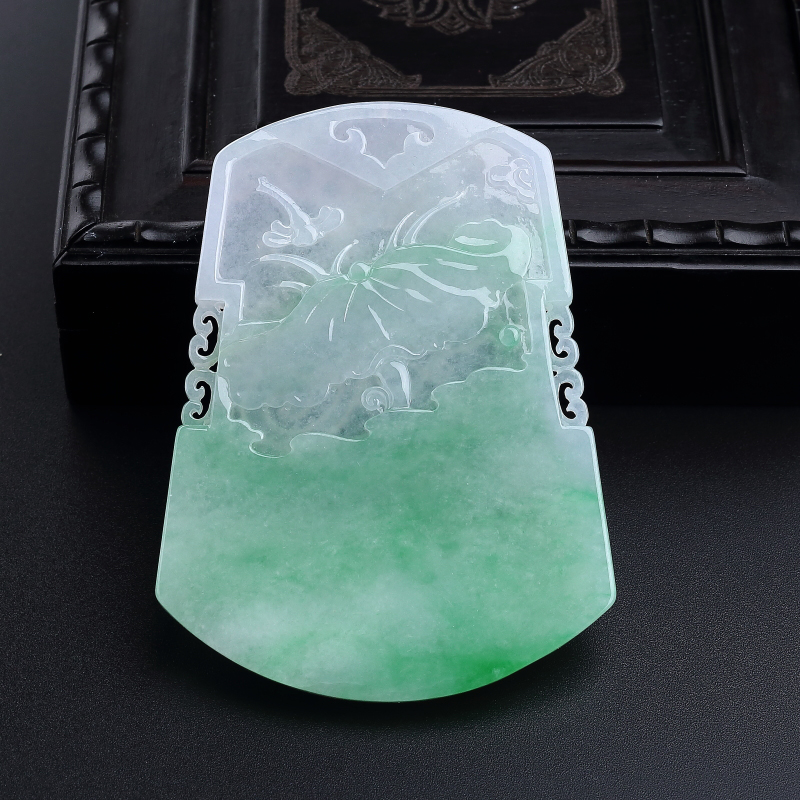 缅甸天然飘绿翡翠古龙牌吊坠-红掌柜