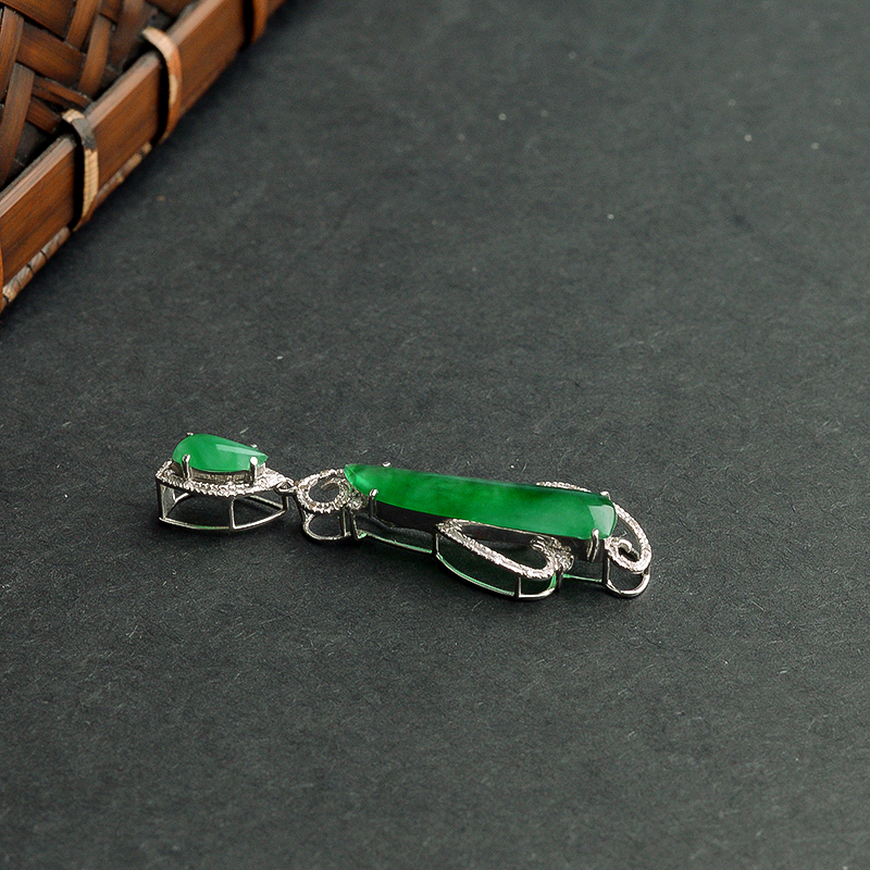 18K金冰种飘绿翡翠随形吊坠-红掌柜珠宝