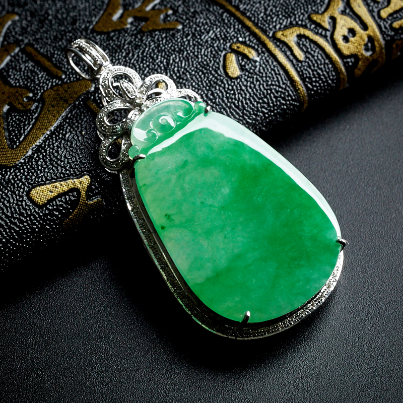 18K镶钻糯种阳绿仿古牌翡翠吊坠-红掌柜珠宝