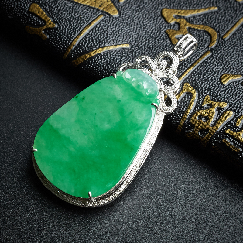 糯种阳绿仿古牌翡翠吊坠-红掌柜珠宝