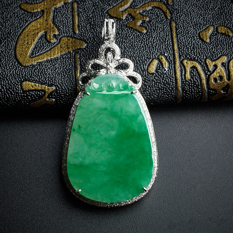 18K镶钻糯种阳绿仿古牌翡翠-红掌柜珠宝