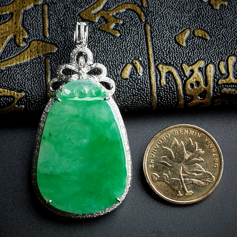 18K镶钻糯种阳绿仿古翡翠牌-红掌柜珠宝