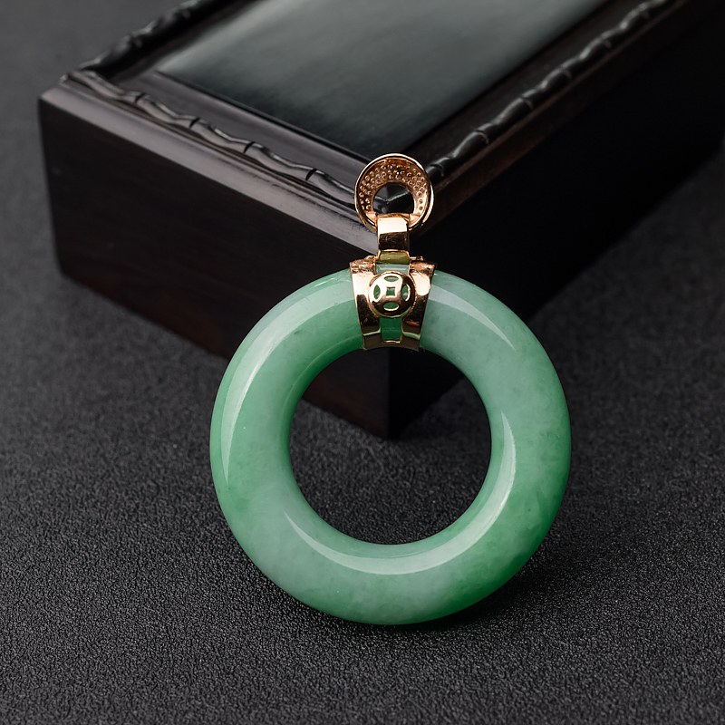 18K金镶钻天然翠色翡翠怀古吊坠-红掌柜