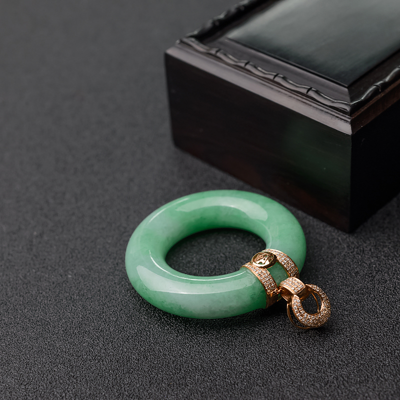 18K金镶钻天然糯种翠色翡翠吊坠-红掌柜