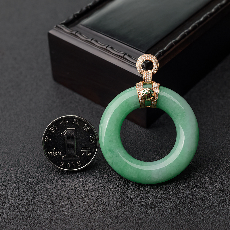 糯种翠色翡翠怀古吊坠-红掌柜