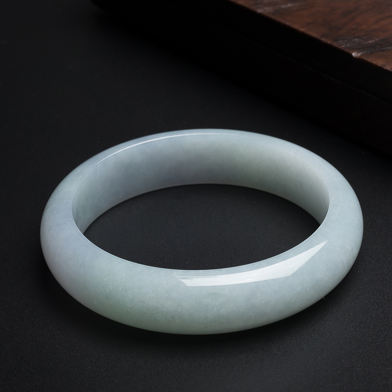 淡绿翡翠手镯-红掌柜珠宝