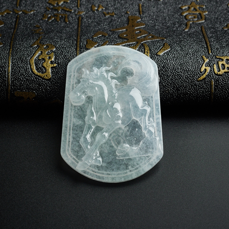 冰种翡翠马牌吊坠-红掌柜