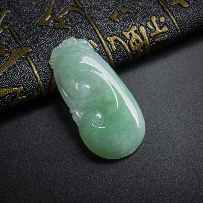 糯种翡翠苹果绿如意吊坠 - 红掌柜珠宝