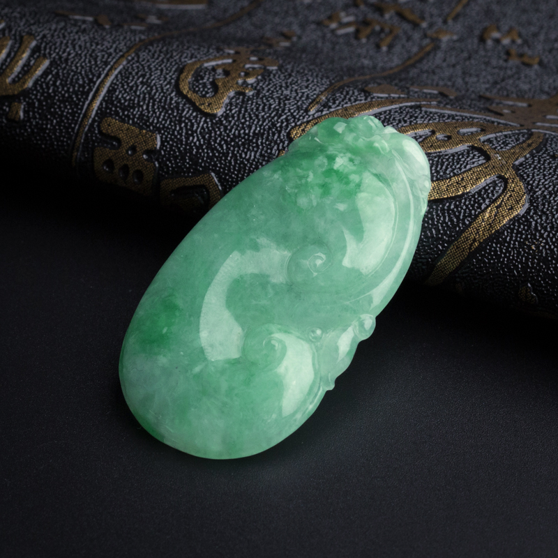 糯种飘绿翡翠吊坠-红掌柜