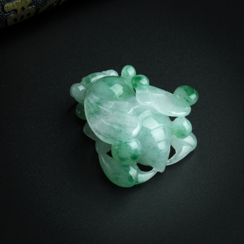 糯种飘绿翡翠吊坠-红掌柜