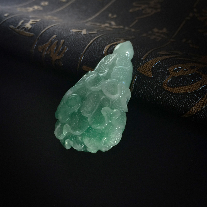 飘绿翡翠白菜吊坠-红掌柜