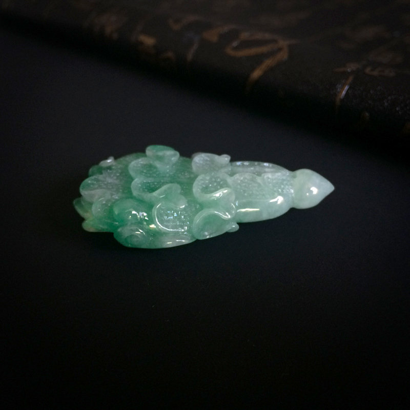 冰糯种飘绿翡翠吊坠-红掌柜