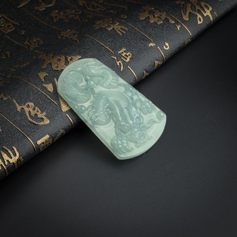 天然冰糯种飘绿翡翠龙牌吊坠-红掌柜 