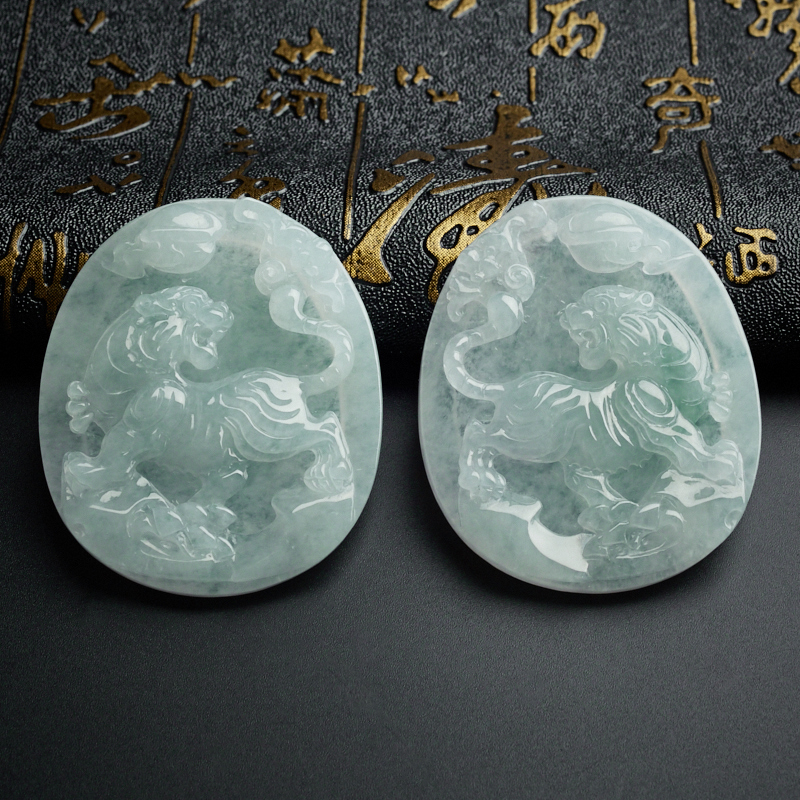 缅甸A货天然冰糯种浅绿翡翠虎虎生威吊坠 - 红掌柜