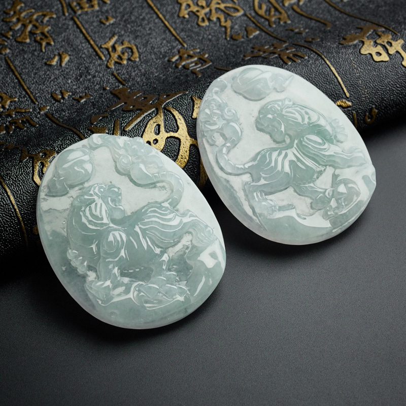 天然冰糯种浅绿翡翠虎虎生威吊坠 - 红掌柜