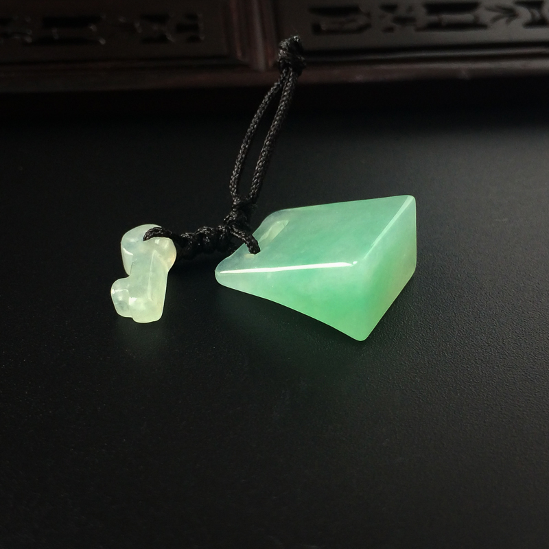 浅绿翡翠钥匙锁吊坠-红掌柜