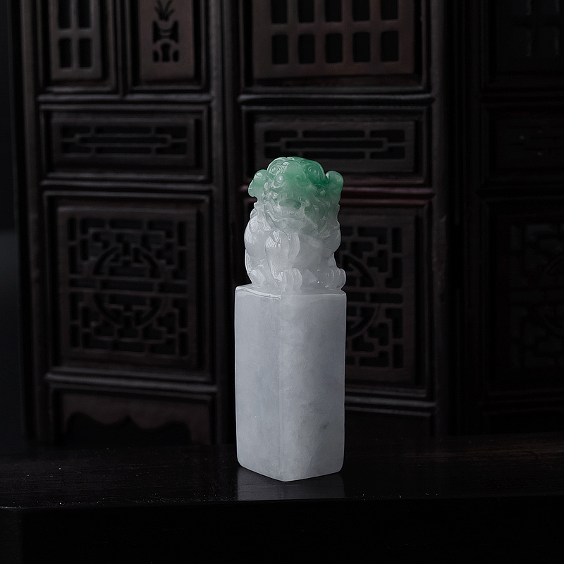 天然糯种淡春带彩翡翠貔貅印章-红掌柜