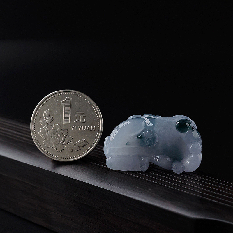 翡翠牛吊坠-红掌柜