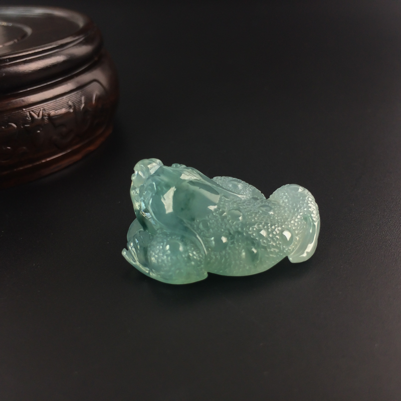 冰糯种飘花翡翠三足金蟾吊坠-红掌柜