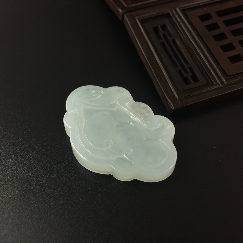 缅甸天然糯种淡绿翡翠吊坠-红掌柜