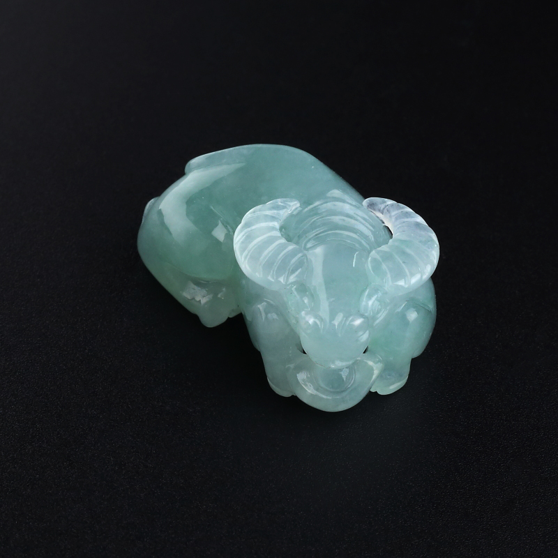 缅甸天然糯种浅绿翡翠牛吊坠-红掌柜
