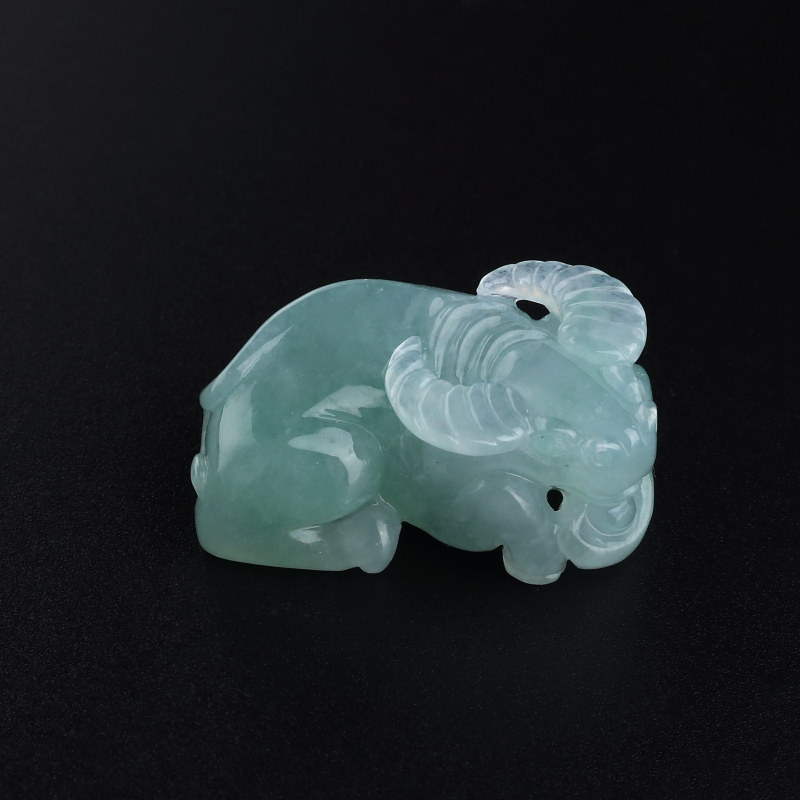 天然糯种浅绿翡翠牛吊坠-红掌柜