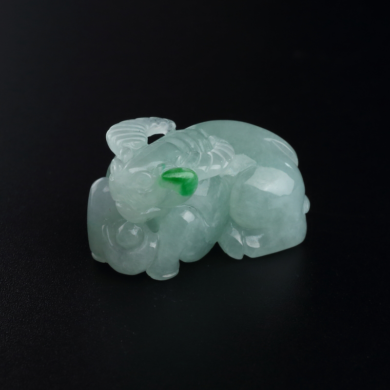 缅甸天然糯种浅绿翡翠牛吊坠-红掌柜
