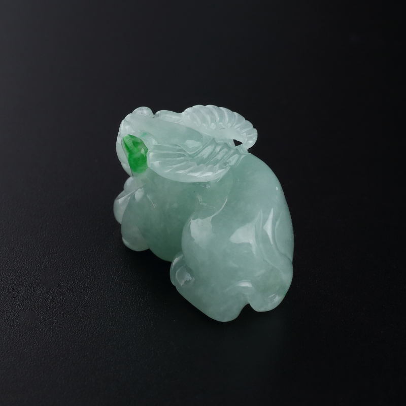 天然糯种浅绿翡翠牛吊坠-红掌柜