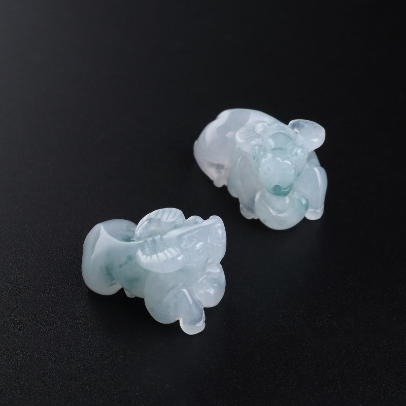 天然糯种淡绿翡翠牛吊坠-红掌柜