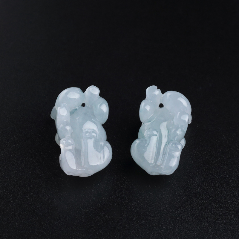 糯种淡绿翡翠牛吊坠-红掌柜