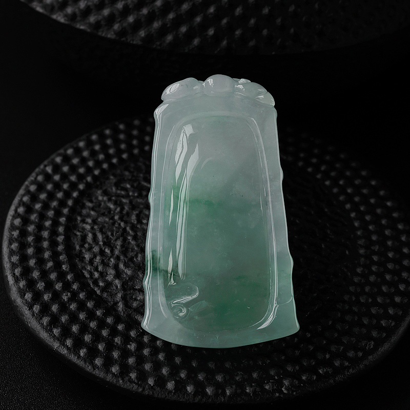 冰糯种翡翠吊坠-红掌柜