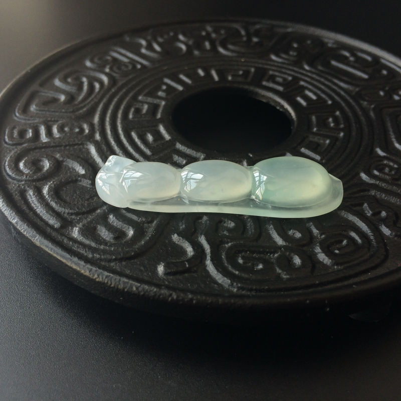 缅甸冰糯种淡绿翡翠吊坠-红掌柜