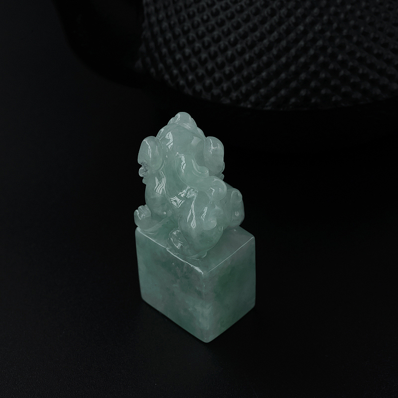 缅甸天然糯种浅绿翡翠印章-红掌柜