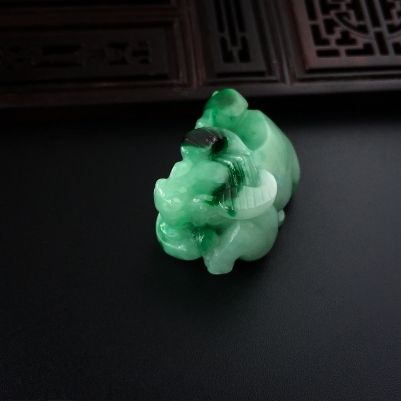 天然糯种飘绿翡翠牛吊坠-红掌柜