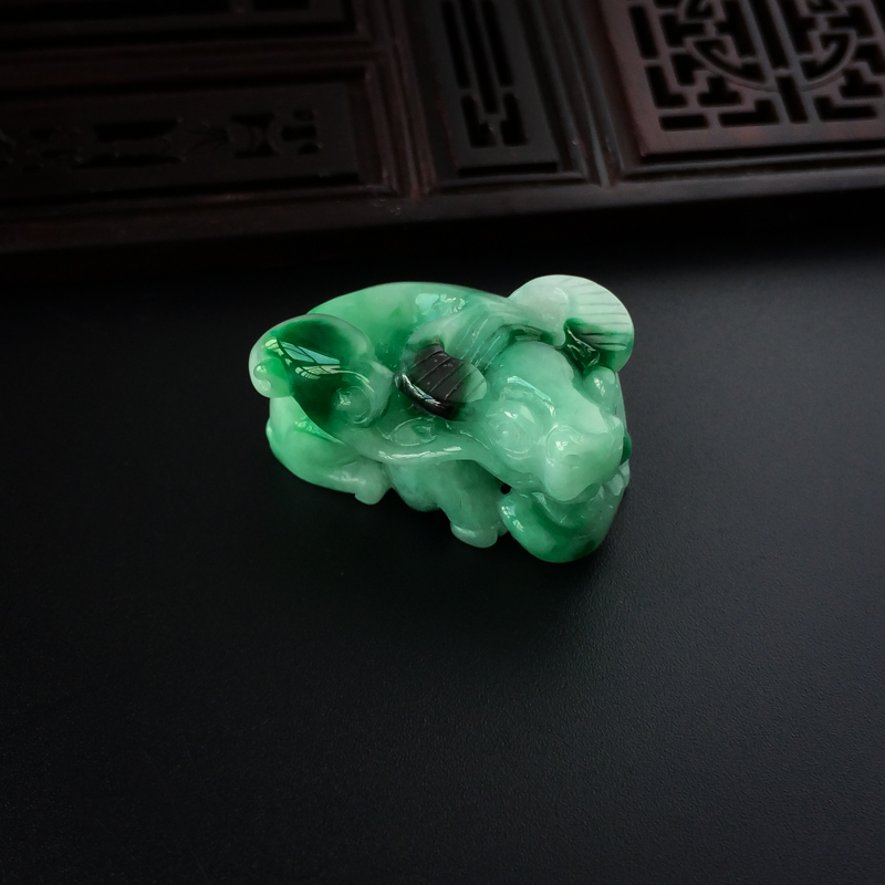 缅甸糯种飘绿翡翠牛吊坠-红掌柜