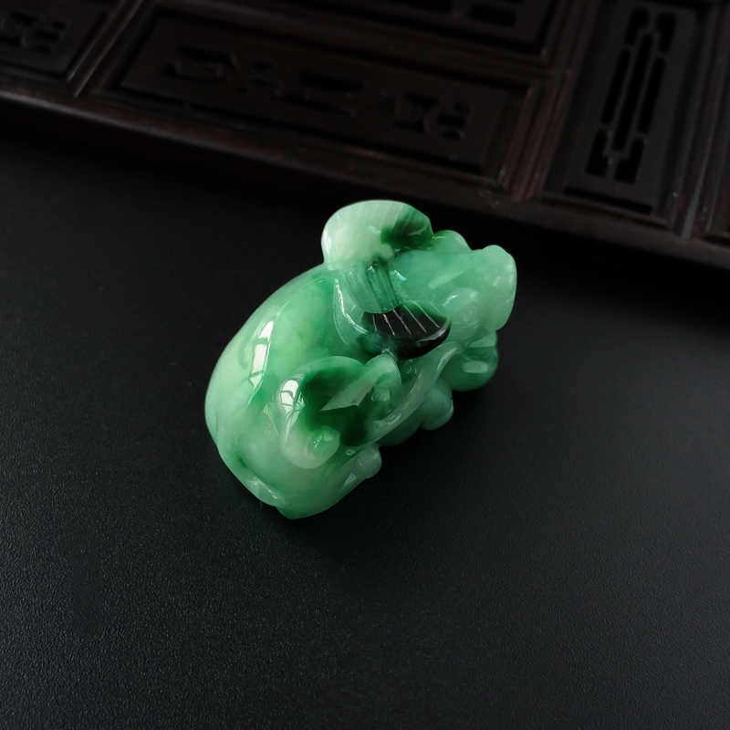 缅甸天然飘绿翡翠牛吊坠-红掌柜