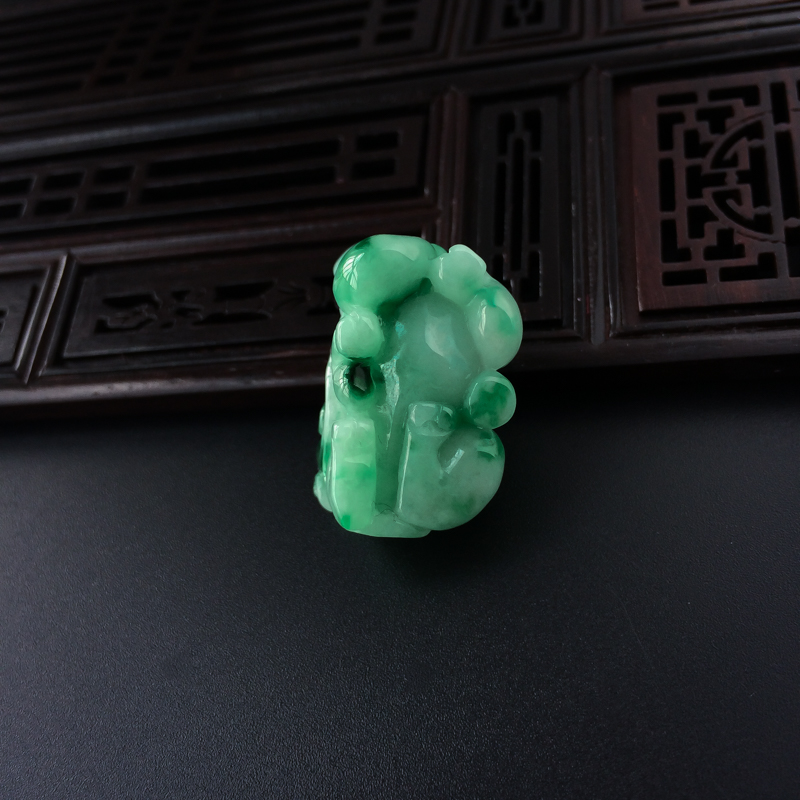 缅甸天然糯种翡翠牛吊坠-红掌柜