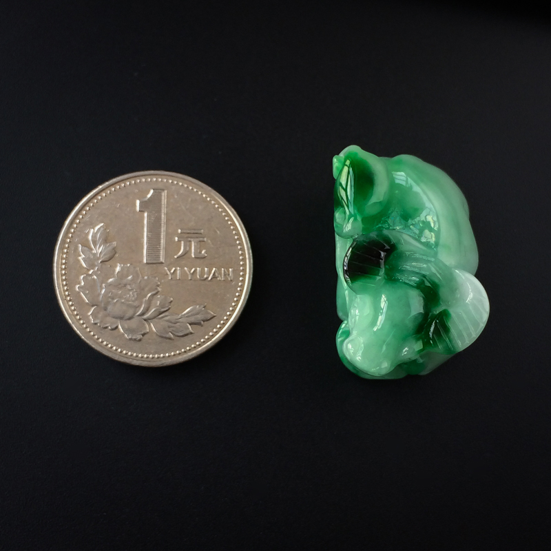 糯种飘绿翡翠牛吊坠-红掌柜