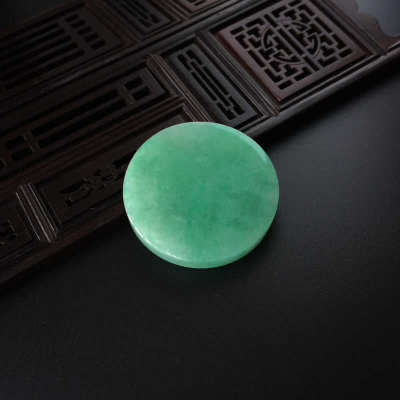 缅甸糯种豆绿翡翠圆牌吊坠-红掌柜