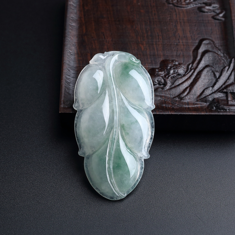 糯种飘绿翡翠叶子吊坠-红掌柜