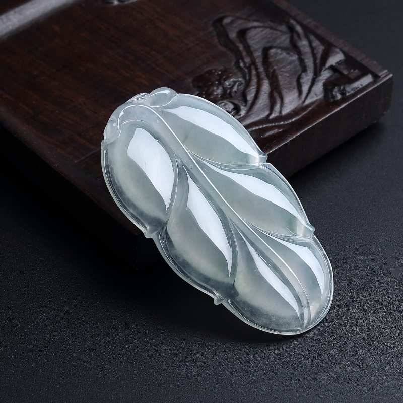 浅绿翡翠叶子吊坠-红掌柜