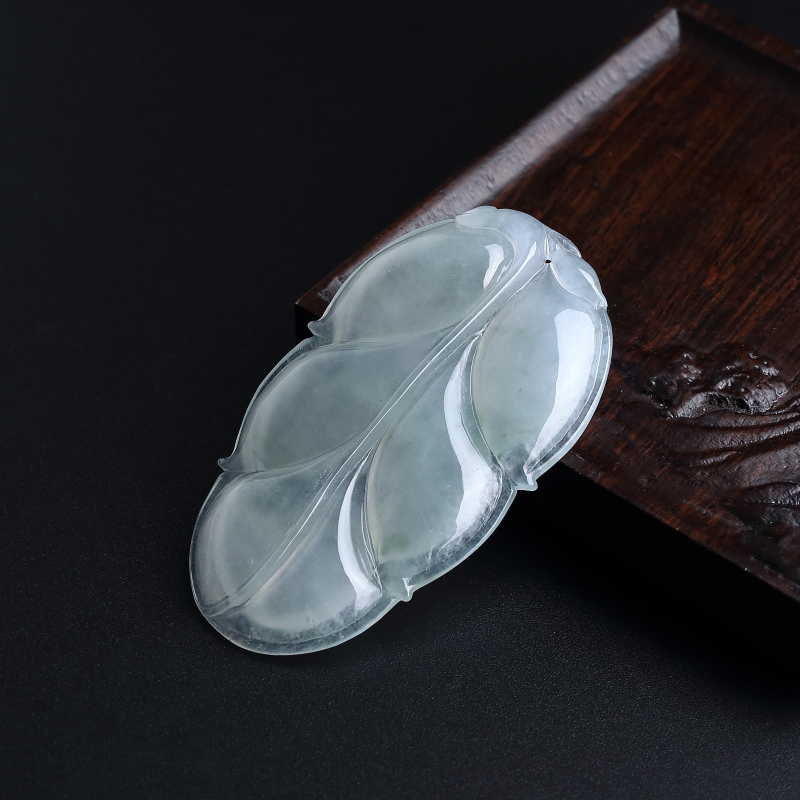 冰糯种浅绿翡翠吊坠-红掌柜