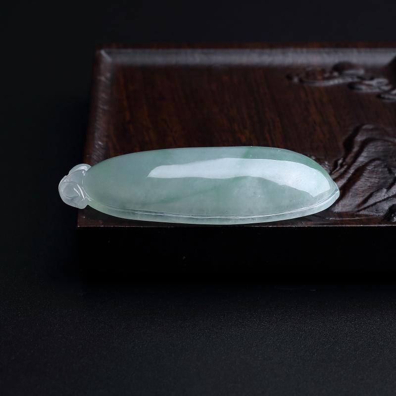 糯种浅绿翡翠吊坠-红掌柜