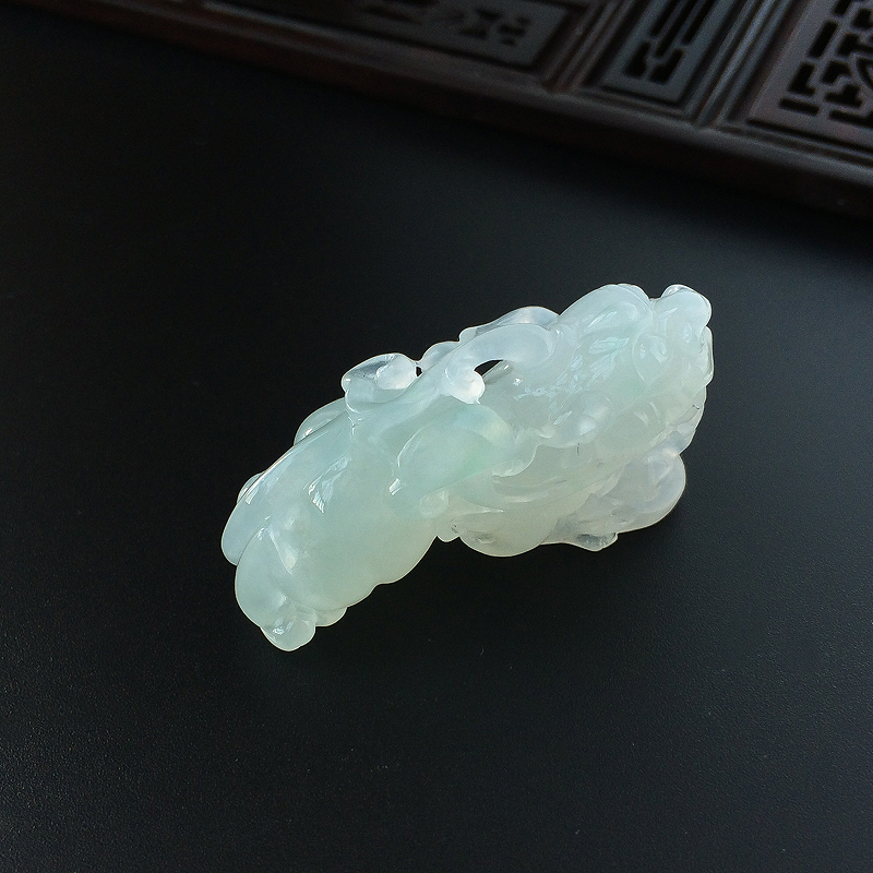 冰糯种淡绿翡翠貔貅-红掌柜