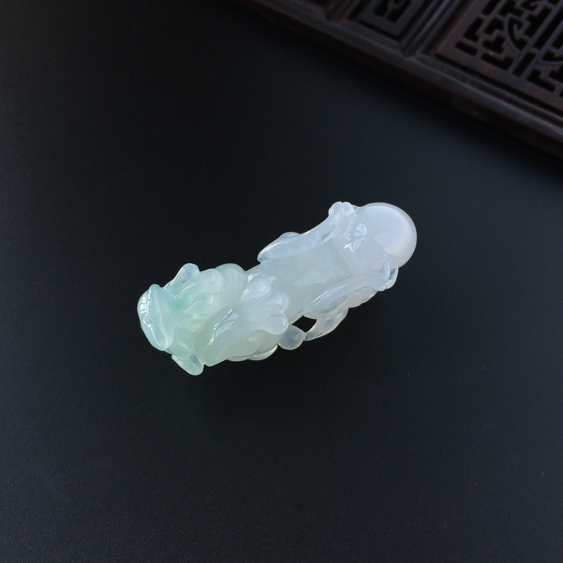 冰糯种淡绿翡翠貔貅-红掌柜