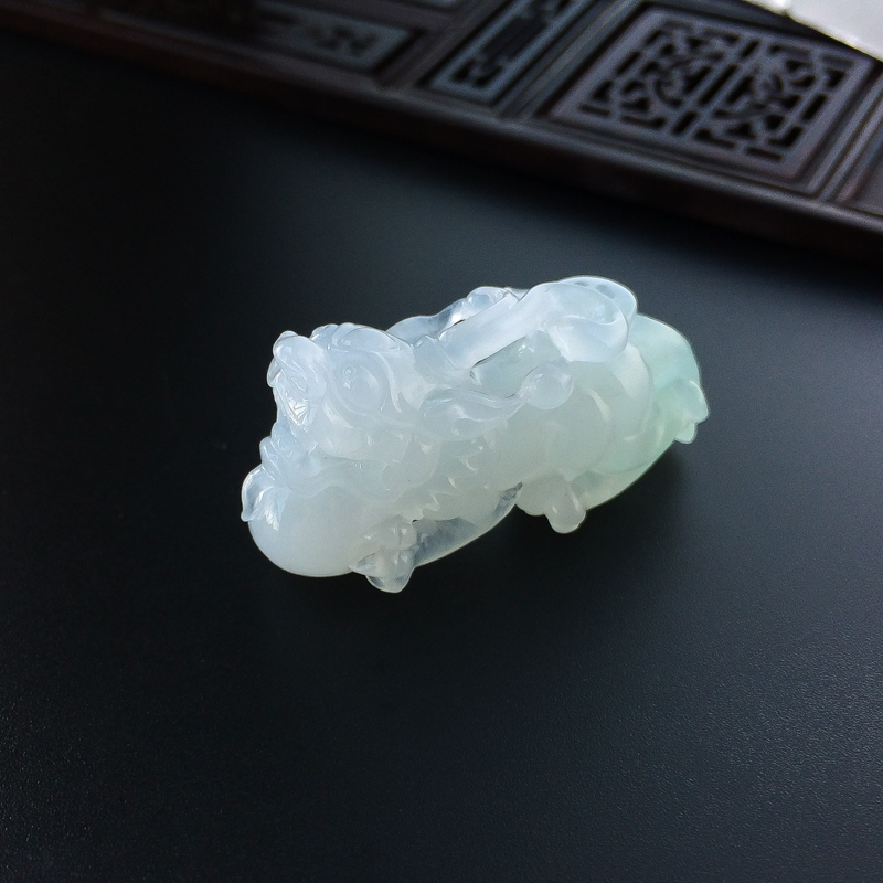 冰糯种淡绿翡翠吊坠-红掌柜