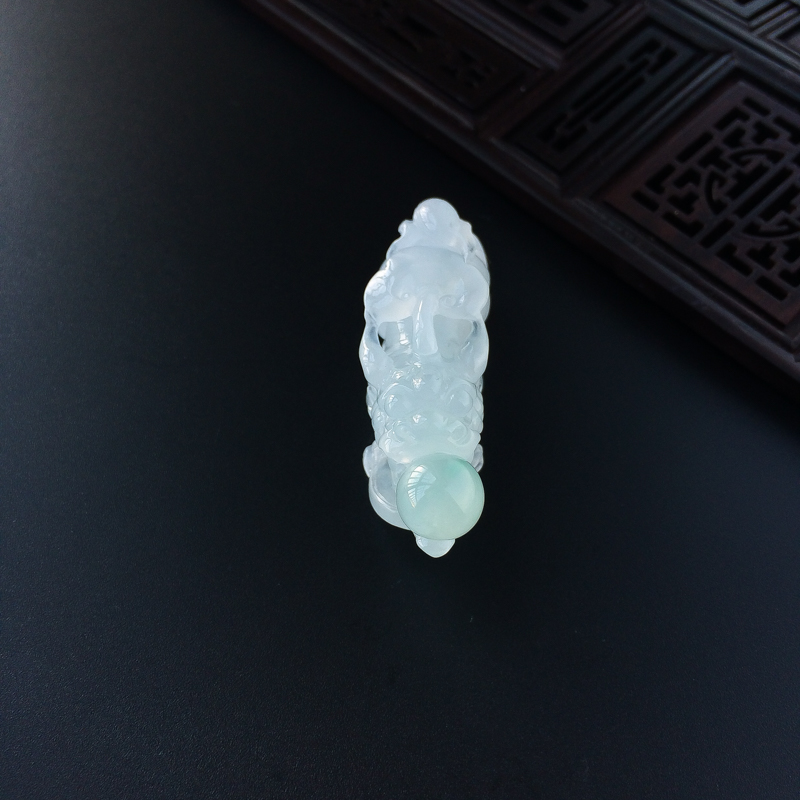 冰糯种淡绿翡翠貔貅吊坠-红掌柜