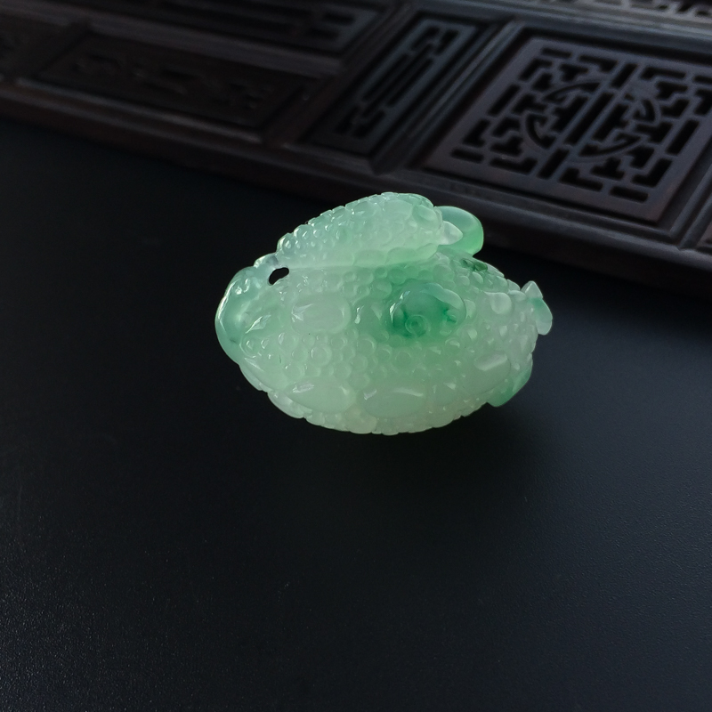 糯种飘绿翡翠吊坠-红掌柜