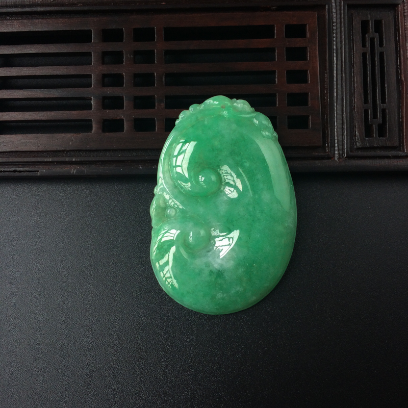 缅甸天然糯种豆绿翡翠吊坠-红掌柜