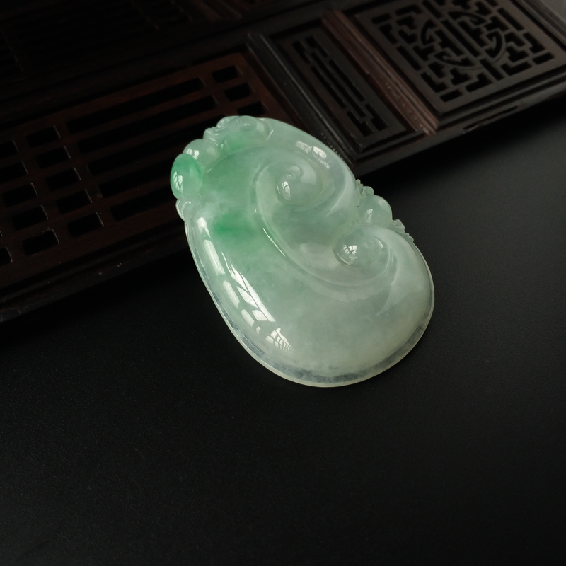 糯种飘绿翡翠如意吊坠-红掌柜